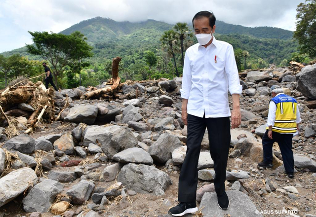 Presiden Joko Widodo meninjau Lokasi Bencana, yang terletak Desa Amakaka, Kecamatan ile Ape, Kabupaten Lembata, Provinsi NTT. Foto: Agus Suparto/Presidential Palace
