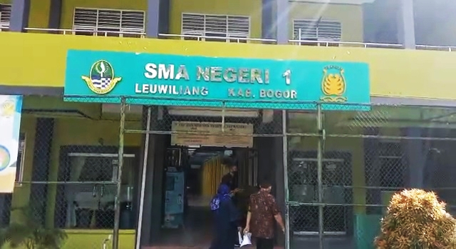 Poster prokes COVID-19 di depan SMAN 1 Leuwiliang Bogor. Foto: Dok. Istimewa
