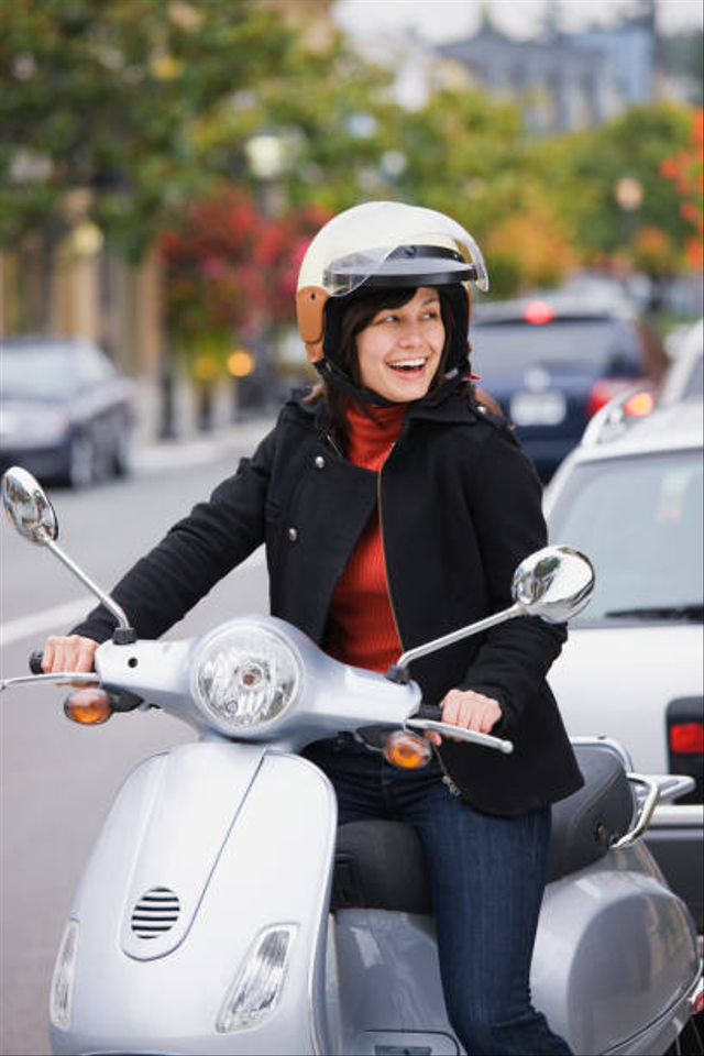Ilustrasi mengendarai sepeda motor. Foto: Getty Images 