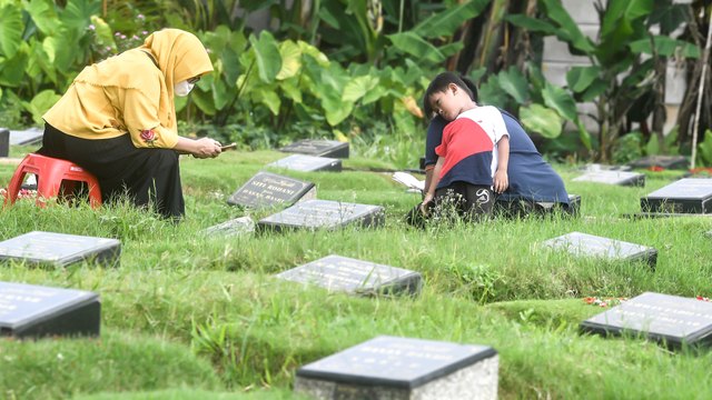 Peziarah berdoa saat ziarah kubur menjelang bulan Ramadhan 1442 H di TPU Pondok Ranggon, Jakarta, Jumat (9/4/2021).  Foto: ANTARA FOTO/Muhammad Adimaja