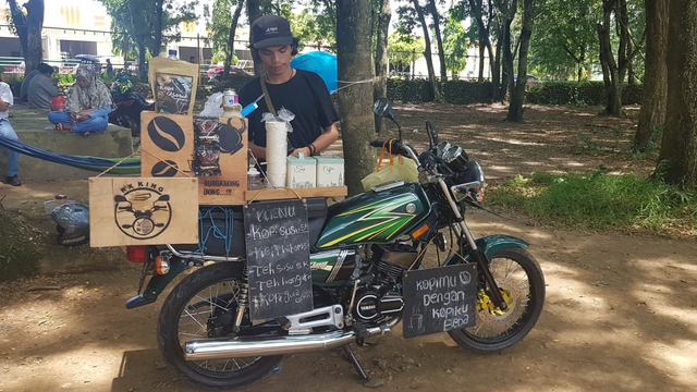 Shiddiq Saleh (18), mahasiswa di Polewali Mandar, Sulbar, memilih berjualan kopi keliling demi meringankan beban orang tuanya. Foto: Dok. Istimewa