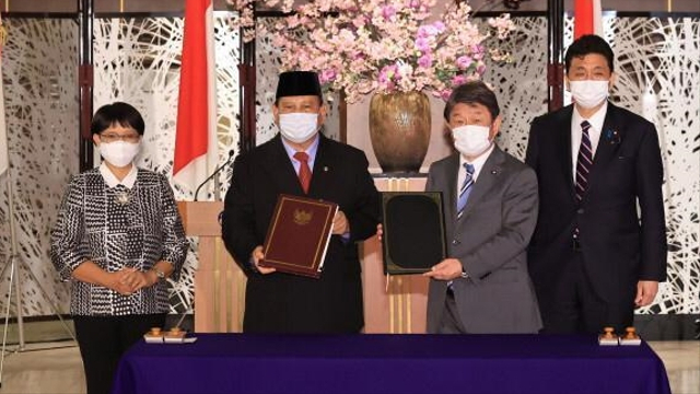 Menhan RI Prabowo Subianto didampingi Menlu RI Retno Marsudi menandatangani kerja sama militer dengan pemerintah Jepang.  Foto: Kemhan