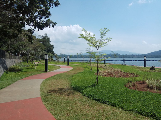 Area taman hasil revitalisasi tahap pertama kawasan wisata Waduk Darma Kabupaten Kuningan, Jawa Barat. (Andri Yanto)