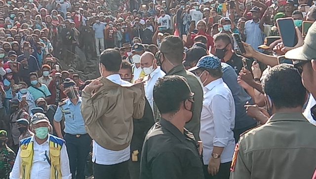 Presiden Jokowi saat membuka jaketnya dan diberikan kepada Jackson Boleng. Foto : Albert Aquinaldo
