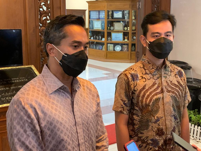 Anindya Novyan Bakrie, pengusaha Indonesia di bidang Teknologi, Media dan Telekomunikasi menemui Wali Kota Solo, Gibran Rakabuming Raka di Balaikota Solo, Jumat (8/4/2021). Foto : Tara Wahyu
