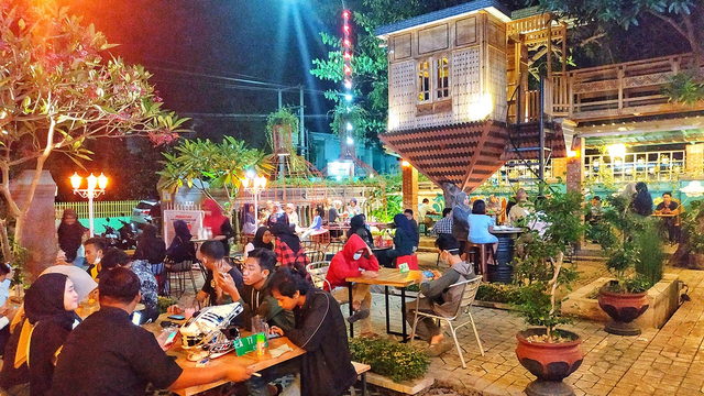 Salah satu tempat nongkrong milik Anang Zainy yang mengusung konsep cafe dengan tema Vintage.(dok/pribadi)
