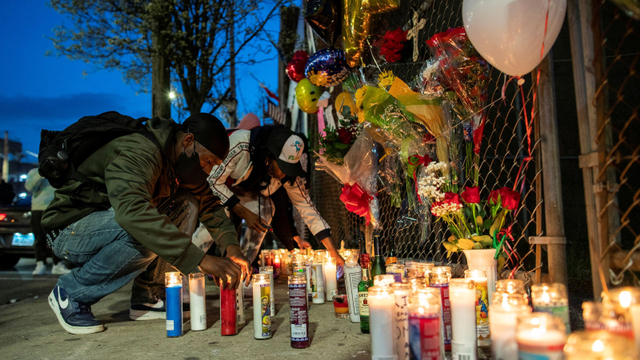 Sejumlah penggemar berkumpul di Rumah Sakit tempat wafatnya rapper DMX. Foto: REUTERS/Eduardo Munoz