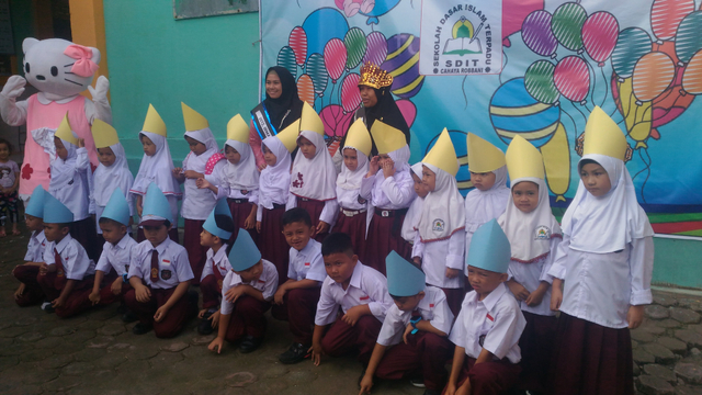 Aktifitas siswa pada pengenalan lingkungan sekolah "foto diambil sebelum masa pandemi" Foto: Dokumen Pribadi