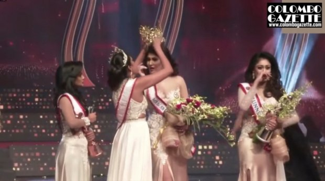 Mrs Sri Lanka Alami Luka di Kepala Usai Tiara Dicabut Paksa di Atas Panggung Foto: YouTube/Colombo Gazette