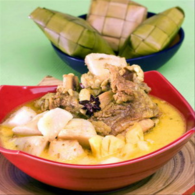 Ketupat Sayur. (Foto: https://www.flickr.com)