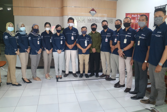 Dokumentasi dengan karyawan Bank Magelang 
