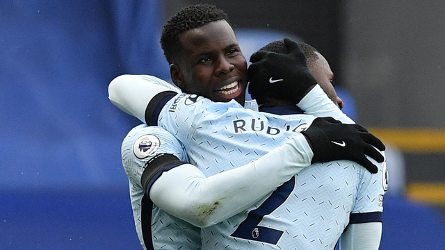 Kurt Zouma berselebrasi usai mencetak gol ke gawang Crystal Palace di Stadion Selhurst Park, London, Inggris, Sabtu (10/4). Foto: Pool via REUTERS