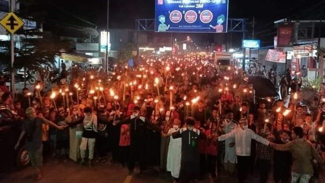 Peserta pawai obor memadati jalan-jalan utama di Kabupaten Poso, Sulawesi Tengah, dalam rangka menyambut bulan suci Ramadhan, Sabtu (10/4) malam. Foto: Istimewa