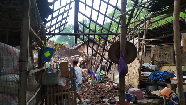 Bangunan dapur milik Sumadi, warga Desa Jatigede, Kecamatan Sumberrejo, Kabupaten Bojonegoro, yang roboh Minggu (11/04/2021). (foto: Istimewa)