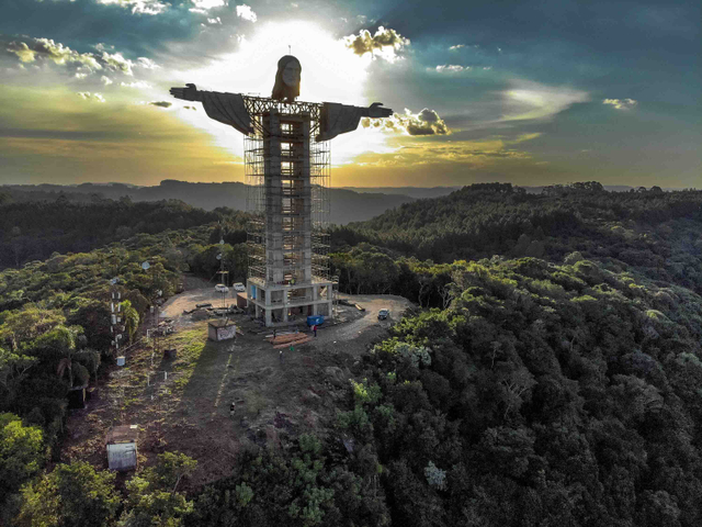 Pemandangan patung Kristus yang sedang dibangun di Encantado, negara bagian Rio Grande do Sul, Brasil (9/4/2021). Foto: SILVIO AVILA/AFP