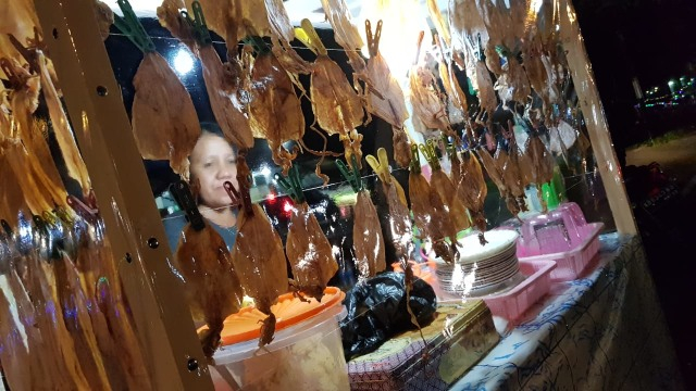 Sotong pangkong di Jalan Merdeka Pontianak. Foto: Leo Prima/Hi!Pontianak