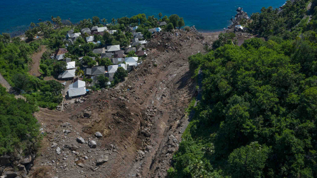 Foto udara suasana Desa Waimatan yang ditinggalkan warganya mengungsi akibat tanah longsor di Ile Ape, Kabupaten Lembata, NTT (11/4/2021).  Foto: Aditya Pradana Putra/ANTARA FOTO