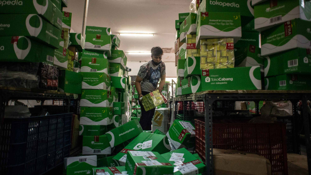Petugas jasa pengiriman bersiap mengirimkan paket kepada pelanggan di SiCepat Ekspres Pancoran (HUB) G23, Jakarta, Minggu (11/4/2021).  Foto: ANTARA FOTO/Aprillio Akbar
