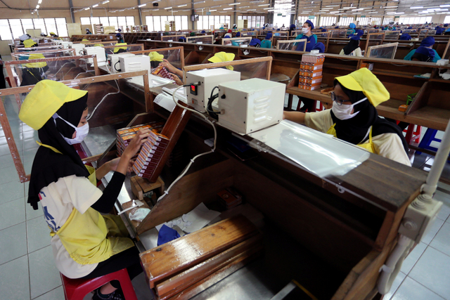 Buruh linting rokok beraktivitas di salah satu pabrik rokok. Foto: Irfan Anshori/Antara Foto