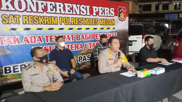 Kapolrestabes Medan Kombes Pol Riko Sunarko, saat memberikan keterangan pers soal pembubaran kuda lumping, Sabtu (10/4) Foto: Rahmat Utomo/kumparan
