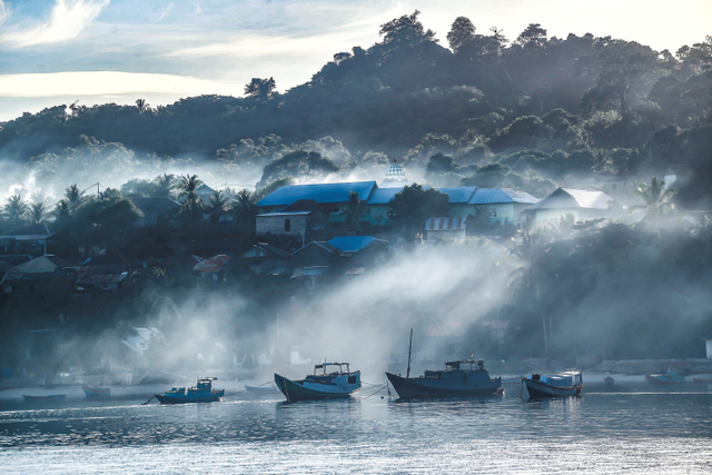 Kepulan asap dari aktivitas rumah tangga di Kepulauan Banda Naira, Maluku. Foto: Muhammad Adimaja/ANTARA FOTO