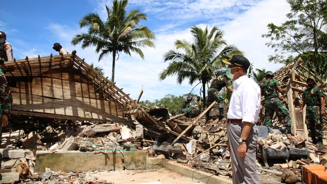 Menko PMK Muhadjir Effendy Kunjungi Korban Gempa di Kabupaten Malang. Foto: Kemenko PMK