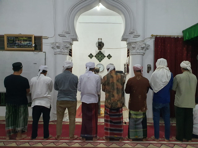 Jamaah Tarekat Naqsabandiyah Al Kholidiyah Jalaliyah saat menjalankan tarawih, di Jalan Kongsi, Marendal, Kabupaten Deli Serdang, Minggu (11/4). Foto: Dok. stimewa