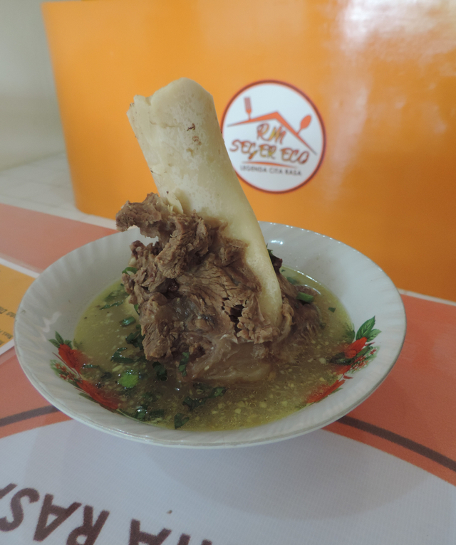 Sop sumsum tulang sapi RM 'Seger Eco'. Foto: Dina Mariana/Hi!Pontianak