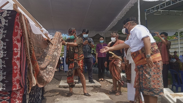 Jenazah Umbu Landu Paranggi yang dimakamkan sementara diberi tanda khusus dalam ruangan yang dibelit kain tenun Sumba - IST