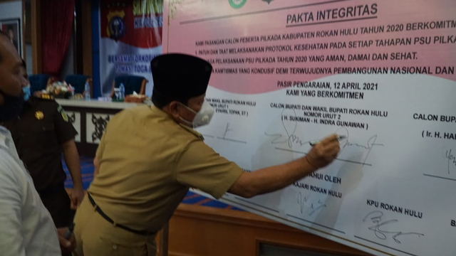 BUPATI Rokan Hulu, Sukiman, sebagai petahana menandatangi Pak Integritas jelang berlangsungnya Pemungutan Suara Ulang (PSU), Senin (12/4/2021). PSU Pilkada Rokan Hulu akan dilangsungkan Rabu, 21 April 2021 mendatang di 25 TPS di Desa Tambusai Utara. 