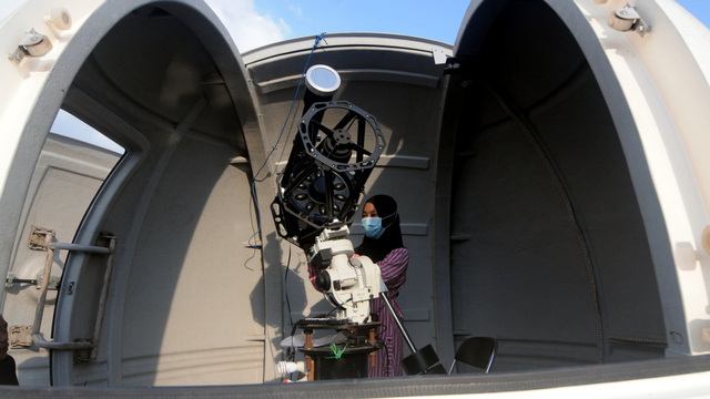 Mahasiswa meneropong posisi hilal saat dilakukan rukyatul hilal guna menentukan awal bulan Ramadhan 1442 H di Observatorium IAIN Madura, Pamekasan, Jawa Timur, Senin (12/4). Foto: Saiful Bahri/ANTARA FOTO