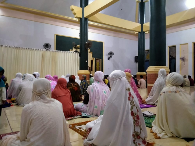 Suasana Hari Pertama Salat Tarawih di Kotawaringin Barat saat Pandemi COVID-19 di salah satu Masjid. Foto: Pia/InfoPBUN