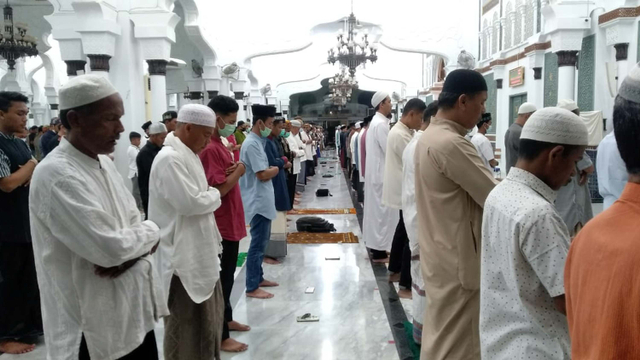 Suasana salat tarawih di Masjid Raya Baiturrahman, Aceh. Foto: Zuhri Noviandi/kumparan