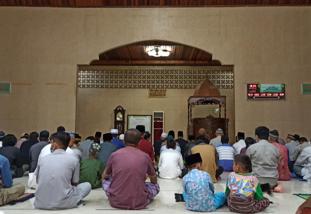 Jemaah salat tarawih di Masjid Agung Syuhada Bengkayang. Foto: M Zain/Hi!Pontianak