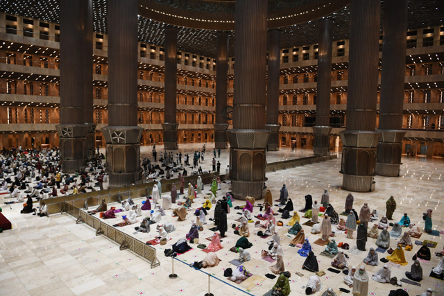 Umat Islam bersiap melaksanakan salat tarawih berjamaah di Masjid Istiqlal, Jakarta, Senin (12/4).  Foto: Hafidz Mubarak A/ANTARA FOTO