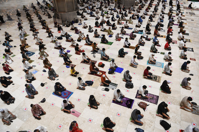 Umat Islam melaksanakan salat tarawih berjamaah di Masjid Istiqlal, Jakarta, Senin (12/4/2021).  Foto: Hafidz Mubarak A/ANTARA FOTO
