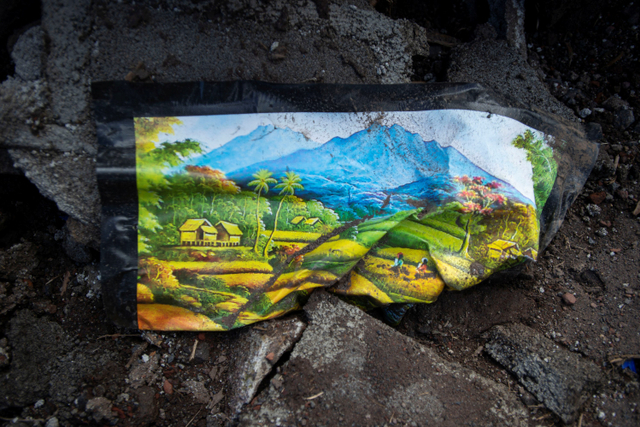 Sebuah gambar pemandangan alam tergeletak di antara puing rumah rusak akibat tanah longsor di Desa Nelelamadike, Ile Boleng, Kabupaten Flores Timur, Nusa Tenggara Timur (NTT). Foto: Aditya Pradana Putra/ANTARA FOTO