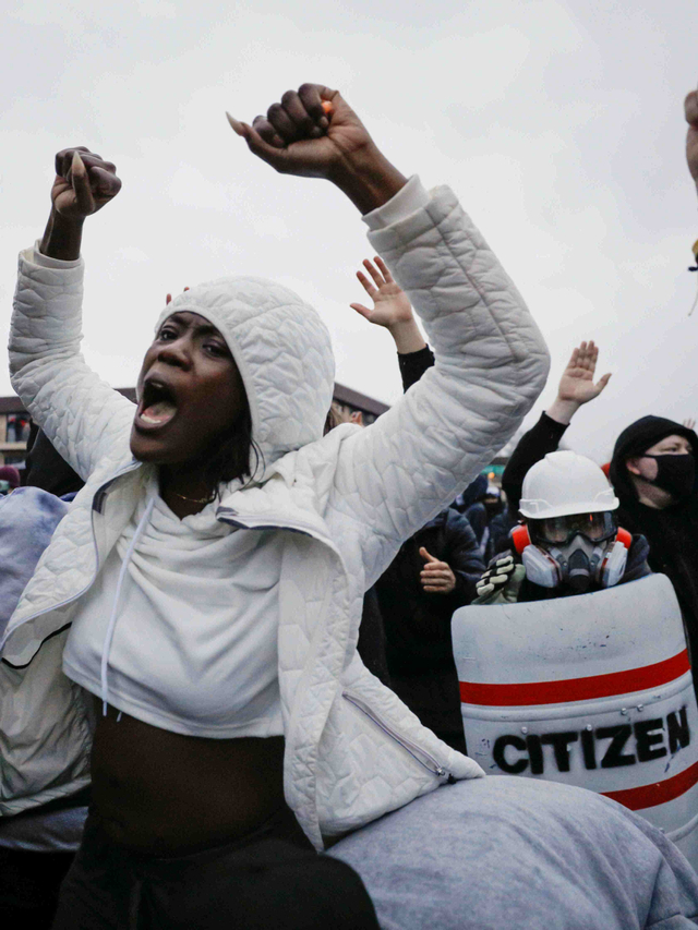 Demonstran berkumpul di luar Departemen Kepolisian Brooklyn Center sehari setelah Daunte Wright ditembak. Foto: Nick Pfosi/Reuters