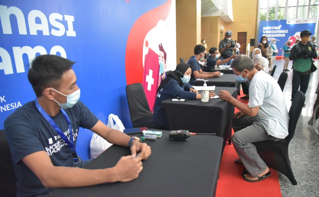 Sentra vaksinasi di Grand City Surabaya. Selama Ramadhan kegiatan vaksinasi di tempat ini mengalami perubahan jam operasional. Foto: Masruroh/Basra