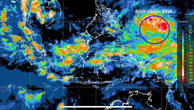 Citra satelit yang menunjukkan adanya pertumbuhan Bibit Siklon Tropis 94W (lingkaran biru) di Samudera Pasifik utara Papua, Senin (12/4). Foto: Dok. BNPB