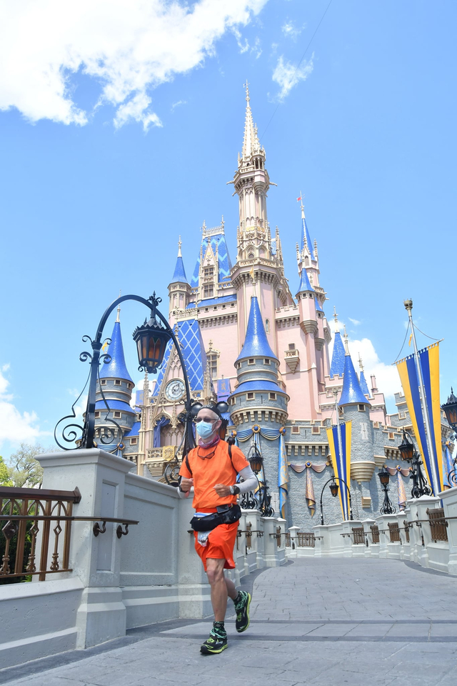 Pria asal Texas yang lari ribuan kilometer dari Disneyland ke Disney World. Foto: Facebook/Don Muchow