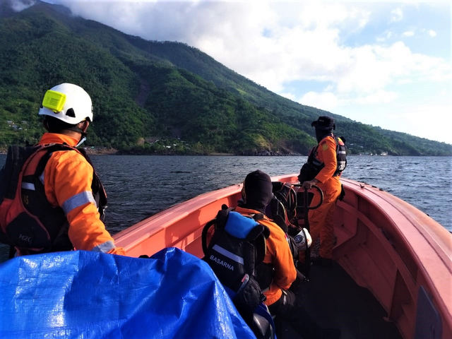 Pencarian korban bencana di Lembata oleh tim SAR gabungan. Foto: istimewa.