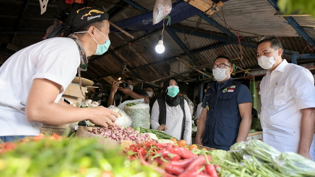 Gubernur Jabar Ridwan Kamil dan Menteri Perdagangan RI Muhammad Lutfi meninjau Pasar di Kota Bandung pada Selasa (13/4). Foto: Humas Pemprov Jabar