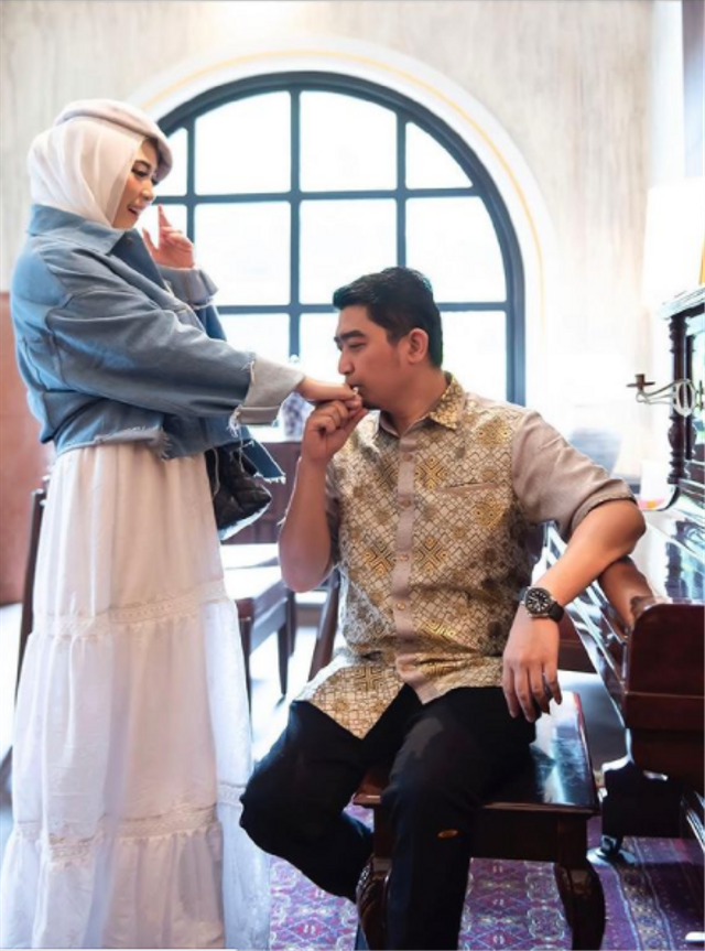 April Jasmine dan ustaz Solmed. Foto: Instagram/apriljasmine85