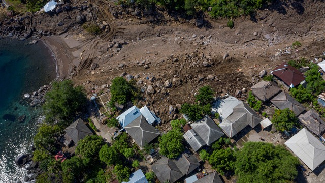 Foto udara suasana Desa Waimatan yang ditinggalkan warganya mengungsi akibat tanah longsor di Ile Ape, Kabupaten Lembata, NTT, Minggu (11/4). Foto: Aditya Pradana Putra/ANTARA FOTO