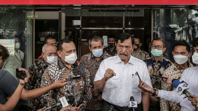 Menko Marves Luhut Binsar Pandjaitan bersama Ketua KPK Firli Bahuri usai menghadiri peluncuran Aksi Pencegahan Korupsi Stranas PK 2021-2022 di Gedung KPK, Selasa (13/4). Foto: Dhemas Reviyanto/ANTARA FOTO