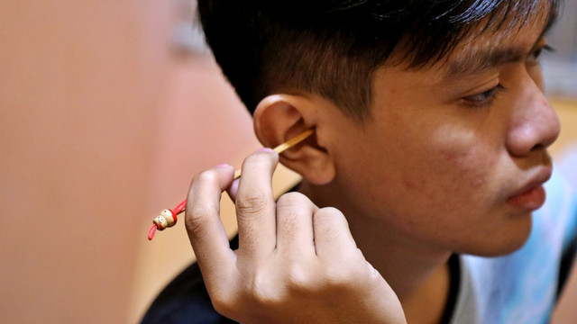 Ilustrasi membersihkan telinga. Foto: Melly Meiliani/kumparan