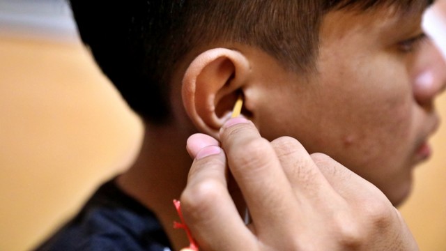 Ilustrasi membersihkan telinga. Foto: Melly Meiliani/kumparan