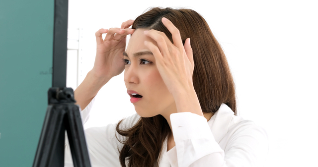 Ilustrasi melihat wajah berjerawat. Foto: Shutterstock