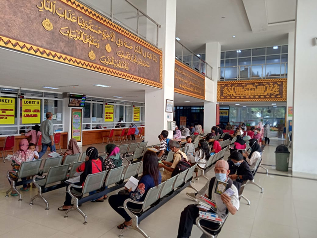 Situasi pelayananan di Disdukcapil Bandar Lampung, Selasa (13/4) | Foto : Sidik Aryono/ Lampung Geh